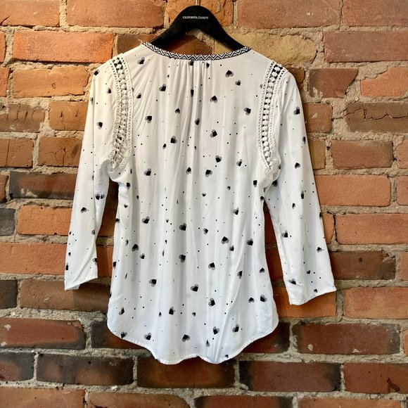 D2R White & Black Heart-Shaped Pattern Top with Lace Detailing. Small. - Picture 3 of 10